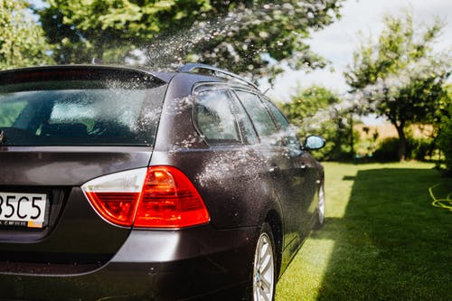 Mycie samochodu: jak często należy to robić?